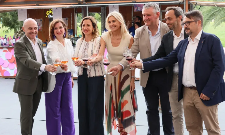 Group of Eight Adults Raising Wine Glasses in a Celebratory Toast at an Outdoor Event Smiling at Camera Comienza La Feria Internacional De La Garnacha En Zaragoza Cuatro Días De Vino Gastronomía Y Música En Macanaz Zaragozala   Qué Hacer En Zaragoza