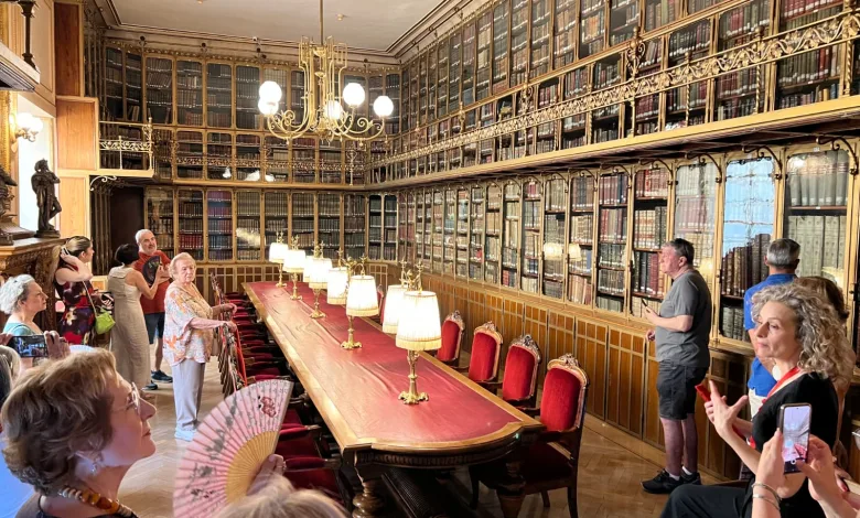 Tourists in a Grand Historic Library with a Long Redtable Brass Lamps and Gilded Glass front Bookcases Lining the Walls Zaragozala | Agenda Cultural Ocio Y Planes En Zaragoza   Página 1419 Zaragozala   Qué Hacer En Zaragoza