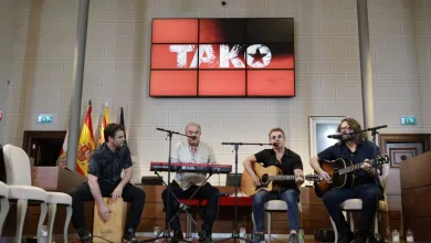 Four Musicians Perform on a Stage Two Guitarists a Keyboard Player and a Percussionist with a Red Tako Screen Behind and Flags Nearby on the Left Tako Gratis En Veruela Cuándo Y Dónde Recoger Invitaciones Zaragozala   Qué Hacer En Zaragoza
