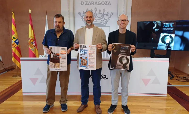 Three Men Stand Holding Event Posters in Front of a Zaragoza Diputación Backdrop with Flags on the Left Zaragozala | Agenda Cultural Ocio Y Planes En Zaragoza   Página 10 Zaragozala   Qué Hacer En Zaragoza