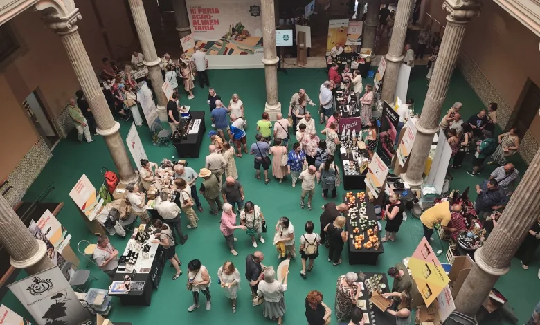 Birds eye View of a Busy Indoor Market with Vendor Stalls Banners and Shoppers on a Green Floor La Feria Agroalimentaria De Zaragoza Supera Las 4000 Visitas Zaragozala Qué Hacer En Zaragoza
