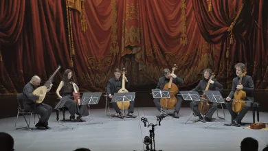 Ensemble of Six Musicians Playing String Instruments on a Stage with Red Velvet Curtains and Music Stands Festival De Música Antigua Concierto De Nomad Consort Zaragozala   Qué Hacer En Zaragoza