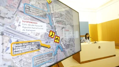 Large Screen Showing a Colorful Map with Arrows and Spanish Text Beside a Person Speaking at a Podium in a Conference Room Obras De El Portillo En Zaragoza Cortado El Giro De María Agustín Hacia Escrivá De Balaguer Desde El 15 De Junio Zaragozala Qué Hacer En Zaragoza