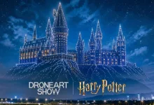 Illuminated Castle Formed by Drone Lights over a Night Crowd with Banners Reading Droneart Show and Harry Potter Zaragozala | Agenda Cultural Ocio Y Planes En Zaragoza Página 210 Zaragozala Qué Hacer En Zaragoza