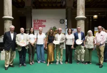 Group of People Posing for a Photo at an Agro food Fair Holding Plates in Front of a Banner Reading iii Feria Agro alimentaria in a Hall with Stone Columns and a Green Carpet Zaragozala | Agenda Cultural Ocio Y Planes En Zaragoza Página 789 Zaragozala Qué Hacer En Zaragoza