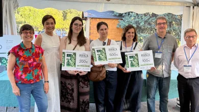 Group of Seven Adults Posing Under a White Tent Several Holding Large Certificates or Checks for Awards la Parada De Siempre Gana V Premio Avanza De Microrrelatos Zaragozala   Qué Hacer En Zaragoza