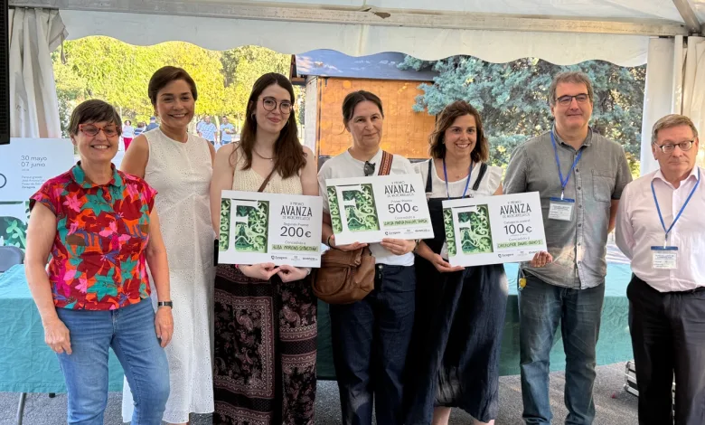 Group of Seven Adults Posing Under a White Tent Several Holding Large Certificates or Checks for Awards la Parada De Siempre Gana V Premio Avanza De Microrrelatos Zaragozala Qué Hacer En Zaragoza