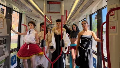Group of Mannequins in Vintage Costumes Standing Inside a Modern Bus Holding Red Poles As if Riders Un Flashmob Convierte El Tranvía De Zaragoza En Una Pasarela Zaragozala Qué Hacer En Zaragoza