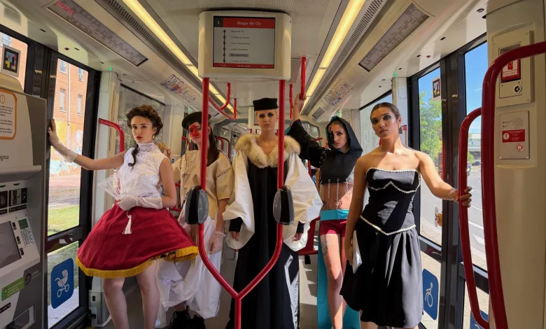 Group of Mannequins in Vintage Costumes Standing Inside a Modern Bus Holding Red Poles As if Riders Un Flashmob Convierte El Tranvía De Zaragoza En Una Pasarela Zaragozala Qué Hacer En Zaragoza