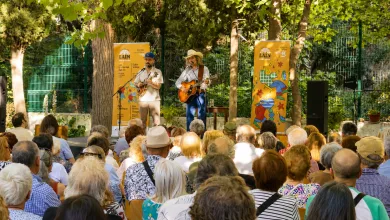 Two Musicians with Guitars Perform on an Outdoor Stage Under Leafy Trees As a Seated Audience of Adults Watches Intently Ester Vallejo Protagoniza Las Tardes Del Laín Zaragozala Qué Hacer En Zaragoza
