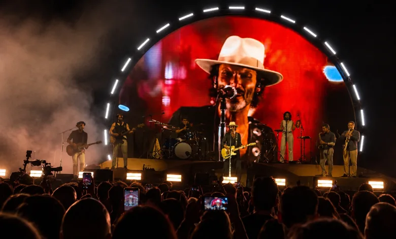 Band Performs on a Circular Led Stage Screen with a Large Red Display Lead Singer in a Hat Plays Guitar Amid Surrounding Musicians and a Smoky Atmosphere Leiva Y Zaragoza Dan Una Nueva Muestra De Amor Mutuo En El Ibercaja Estadio Zaragozala   Qué Hacer En Zaragoza