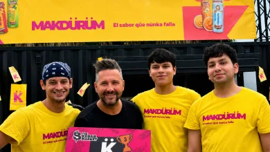 Four Men in Yellow MakdÜrüm Shirts Pose Together in Front of a Bright Yellow MakdÜrüm Banner Holding a Pink Award Board for Kebab of Valencia 2026 with a Trophy Icon on It Zaragozala | Agenda Cultural Ocio Y Planes En Zaragoza Zaragozala   Qué Hacer En Zaragoza
