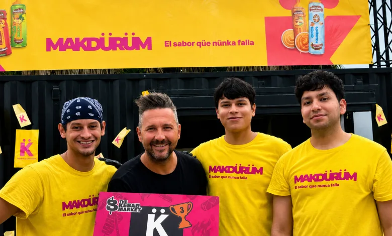 Four Men in Yellow MakdÜrüm Shirts Pose Together in Front of a Bright Yellow MakdÜrüm Banner Holding a Pink Award Board for Kebab of Valencia 2026 with a Trophy Icon on It Mak Dürüm Sitúa a Zaragoza Entre Mejores Kebabs De España Zaragozala   Qué Hacer En Zaragoza
