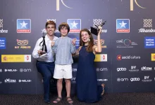 Three People Posing with Trophy Statues at an Awards Event in Front of a Logo filled Backdrop Zaragozala | Agenda Cultural Ocio Y Planes En Zaragoza Zaragozala   Qué Hacer En Zaragoza