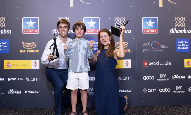 Three People Posing with Trophy Statues at an Awards Event in Front of a Logo filled Backdrop Martha G Ayerbe Gana El Premio Fugaz Mejor Dirección Novel Zaragozala   Qué Hacer En Zaragoza