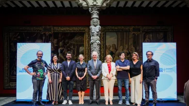 Twelve People Posing for a Group Photo on a Stage with Ornate Carvings and Two Large Screens on Either Side Docente De Zaragoza Entre Los Docentes Referentes De España Zaragozala   Qué Hacer En Zaragoza