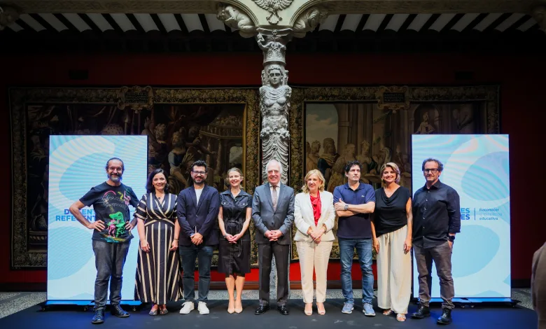 Twelve People Posing for a Group Photo on a Stage with Ornate Carvings and Two Large Screens on Either Side Docente De Zaragoza Entre Los Docentes Referentes De España Zaragozala Qué Hacer En Zaragoza