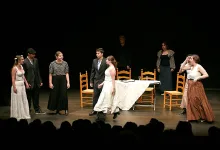 Actors in Vintage Costumes Perform on a Dimly Lit Stage Around a Lace covered Dining Table Zaragozala | Agenda Cultural Ocio Y Planes En Zaragoza Zaragozala Qué Hacer En Zaragoza