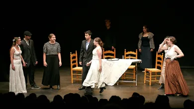 Actors in Vintage Costumes Perform on a Dimly Lit Stage Around a Lace covered Dining Table Zaragozala | Agenda Cultural Ocio Y Planes En Zaragoza Zaragozala   Qué Hacer En Zaragoza