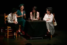 Four Women in Vintage Wardrobe Sit Around a Round Table on a Dark Stage Each with a Wine Glass Engaging in Conversation As a Bottle Stands at the Center Zaragozala | Agenda Cultural Ocio Y Planes En Zaragoza Zaragozala Qué Hacer En Zaragoza