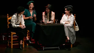 Four Women in Vintage Wardrobe Sit Around a Round Table on a Dark Stage Each with a Wine Glass Engaging in Conversation As a Bottle Stands at the Center Zaragozala | Agenda Cultural Ocio Y Planes En Zaragoza Zaragozala   Qué Hacer En Zaragoza
