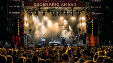 Outdoor Concert Stage at Night with Bright Lights and a Band Performing in Front of a Large Crowd Under a Red Banner That Reads escenario Ambar Zaragozala | Agenda Cultural Ocio Y Planes En Zaragoza Zaragozala   Qué Hacer En Zaragoza