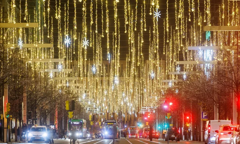 City Street at Night Decorated with Yellow String Lights and Glowing Star Motifs Above Tram Tracks Traffic Lights and Cars Así Será La Iluminación De Navidad En Zaragoza 2026 Zaragozala   Qué Hacer En Zaragoza