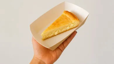 Hand Holding a White Takeout Box with a Slice of Cheesecake Inside the Box Zaragozala | Agenda Cultural Ocio Y Planes En Zaragoza Zaragozala   Qué Hacer En Zaragoza