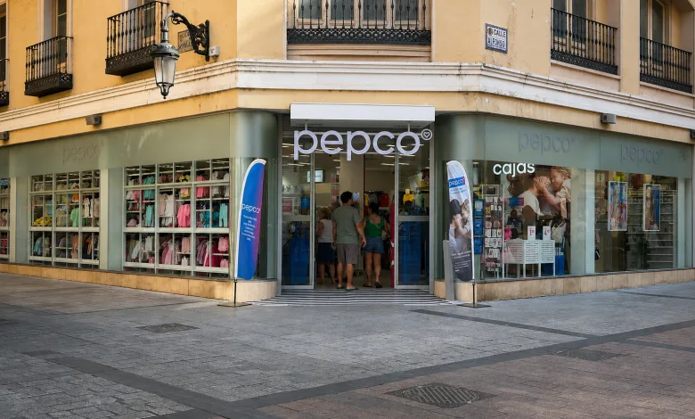 Storefront of a Pepco with Shoppers Entering the Glass Doors Pastel Yellow Building and Colorful Clothes in the Windows on a Sunny Street Corner Pepco Abre En La Calle Alfonso Su Nueva Tienda En Zaragoza Zaragozala   Qué Hacer En Zaragoza
