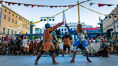 Medieval Knights in Armor Duel with Swords in a Crowded Outdoor Festival Spectators Watching on a City Square Zaragozala | Agenda Cultural Ocio Y Planes En Zaragoza Zaragozala   Qué Hacer En Zaragoza