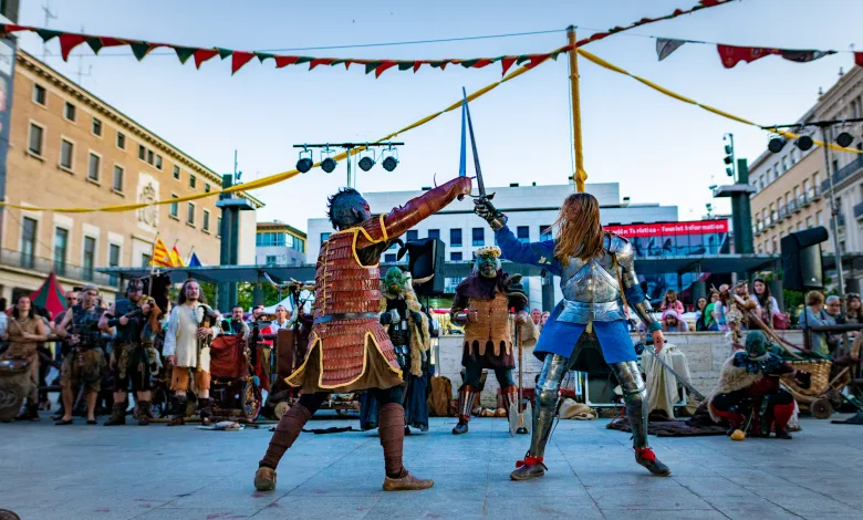 Medieval Knights in Armor Duel with Swords in a Crowded Outdoor Festival Spectators Watching on a City Square Combates Medievales En Zaragoza Horarios Y Exhibiciones Zaragozala Qué Hacer En Zaragoza
