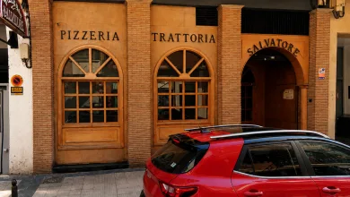 Storefront for Pizzeria Trattoria Salvatore with Arched Wooden Windows and a Red Car Parked in Front Zaragozala | Agenda Cultural Ocio Y Planes En Zaragoza Zaragozala   Qué Hacer En Zaragoza