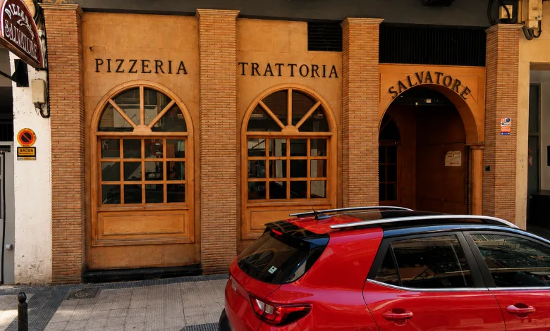 Storefront for Pizzeria Trattoria Salvatore with Arched Wooden Windows and a Red Car Parked in Front Salvatore Cierra En Zaragoza Tras Más De 40 Años De Historia Zaragozala Qué Hacer En Zaragoza