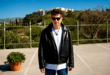 Man in a Black Leather Jacket and White Shirt Stands in a Parking Lot with a Green Fence and Hillside Behind Him Zaragozala | Agenda Cultural Ocio Y Planes En Zaragoza Página 1355 Zaragozala Qué Hacer En Zaragoza
