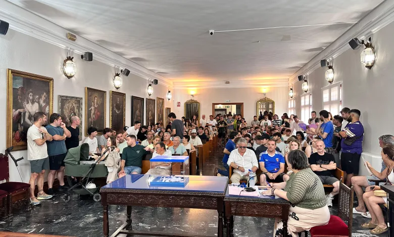 Crowded Gallery or Museum Room with Portraits on the Walls Dozens of People Seated at Long Desks and Standing Along the Sides Blue Display Boxes in the Foreground Some People Writing or Looking at Papers Tarazona Ya Tiene Cipotegato Para 2026 Sale El 97 Zaragozala   Qué Hacer En Zaragoza