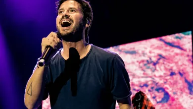 Male Singer on Stage Gripping a Microphone Under Purple Lights Mid performance Espacio Zity 2026 Taburete Álvaro De Luna Y Hey Kid Zaragozala Qué Hacer En Zaragoza