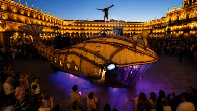 Crowd Watches a Giant Golden Submarine Art Installation in a Square at Dusk a Performer Balancing on Its Top La Gran Ballena De La Noche En Blanco Llega Al Pilar Zaragozala Qué Hacer En Zaragoza