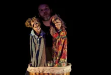 Puppeteer Holds Two Handmade Puppets with Yarn Hair in Front of a Dark Background Performing a Puppet Show Zaragozala | Agenda Cultural Ocio Y Planes En Zaragoza Zaragozala   Qué Hacer En Zaragoza