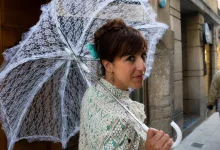 Woman in a Light Green Lace Blouse Holding a Delicate White Lace Umbrella on a City Sidewalk Smiling Slightly Toward the Camera Zaragozala | Agenda Cultural Ocio Y Planes En Zaragoza Zaragozala Qué Hacer En Zaragoza