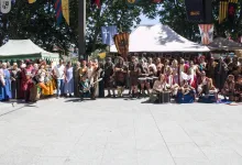 Large Group of People in Medieval Costumes Posing Outdoors at a Festival with Tents and Colorful Banners Behind Them Zaragozala | Agenda Cultural Ocio Y Planes En Zaragoza Zaragozala Qué Hacer En Zaragoza