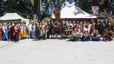 Large Group of People in Medieval Costumes Posing Outdoors at a Festival with Tents and Colorful Banners Behind Them Zaragozala | Agenda Cultural Ocio Y Planes En Zaragoza Zaragozala   Qué Hacer En Zaragoza