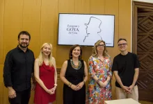 Five People Pose for a Photo in a Wood paneled Room with a Screen Showing zaragoza Y Goya De Cine in the Background when Attending a Film Event Zaragozala | Agenda Cultural Ocio Y Planes En Zaragoza Zaragozala Qué Hacer En Zaragoza