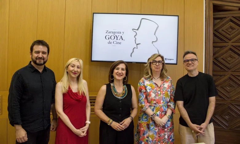 Five People Pose for a Photo in a Wood paneled Room with a Screen Showing zaragoza Y Goya De Cine in the Background when Attending a Film Event Tres Nuevos Cortos Amplían Zaragoza Y Goya De Cine Zaragozala Qué Hacer En Zaragoza