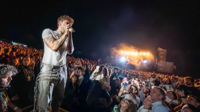 Male Singer on Stage in a White Shirt Performs to a Packed Night time Outdoor Concert Dani Fernández Y Hens Llenan Pirineos Sur 2026 Zaragozala Qué Hacer En Zaragoza