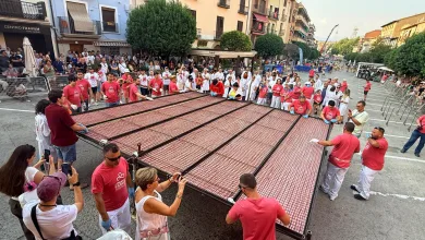 Large Street Festival with a Giant Outdoor Grill and Dozens of People in Red Shirts Tending the Grid Pit While Spectators Line the Sidewalks Longaniza De Graus Alcanza 915 Metros Y Bate Récord Zaragozala Qué Hacer En Zaragoza