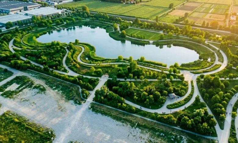 Aerial View of a Circular Park with Winding Paths Around a Central Lake Seen from Above El Parque Lineal De Plaza Se Transformará En Un Bosque Zaragozala Qué Hacer En Zaragoza