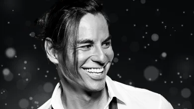 Close up of a Smiling Woman in Grayscale with a Dark Bokeh Background Julio Iglesias Jr En Zaragoza 2026 Fecha Y Entradas Zaragozala Qué Hacer En Zaragoza