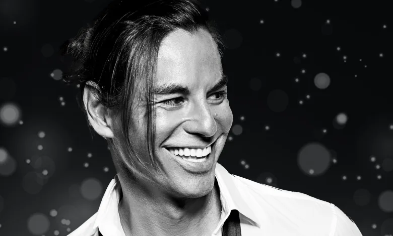 Close up of a Smiling Woman in Grayscale with a Dark Bokeh Background Julio Iglesias Jr En Zaragoza 2026 Fecha Y Entradas Zaragozala Qué Hacer En Zaragoza