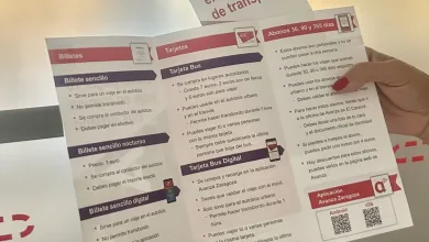 Tri fold Brochure in Spanish About Transport Subscription Discounts Held by Two Hands Transporte Público Accesible En Zaragoza Nuevos Folletos Zaragozala Qué Hacer En Zaragoza