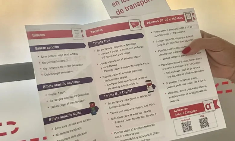 Tri fold Brochure in Spanish About Transport Subscription Discounts Held by Two Hands Transporte Público Accesible En Zaragoza Nuevos Folletos Zaragozala Qué Hacer En Zaragoza